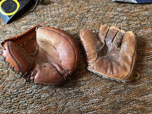 lot 20 image: Vintage Baseball Gloves