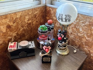 lot 48 image: Vintage Drunk HoboClown Lamps and Poker ChipsCards