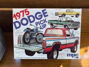 lot 49 image: MPC 1975 Dodge Pick up Model Kit 125 Scale