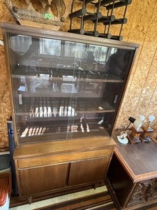 lot 70 image: Mid Century Modern China Cabinet and Hutch with Glass Doors