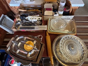 lot 85 image: LARGE Variety of Kitchen Items