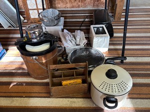 lot 91 image: HUGE Lot of Kitchen Items