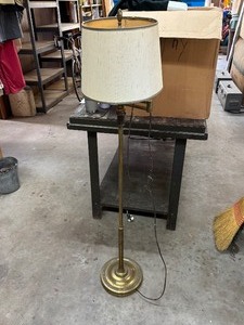lot 104 image: Vintage Lamp