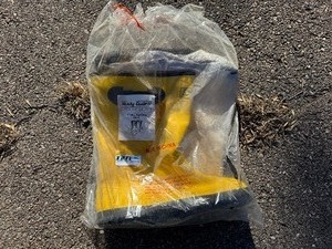 lot 101 image: 17 Yellow Slush Boots Size 16