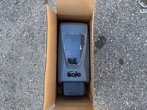 lot 123 image: GOJO Soap Dispenser 2000 ml (new in box)