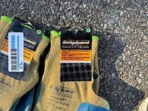 lot 125 image: Kevlar Gloves with Crinkle Latex Palm XL (Two Pair)