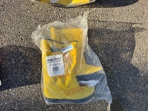 lot 134 image: 17 Yellow Slush Boots Size 10