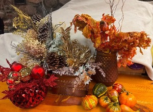 lot 98 image: Holiday Floral Design Pieces with Containers