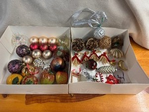 lot 83 image: Beautiful Unique Collection of Christmas Ornaments (Qty 40)