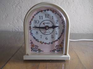 lot 7 image: Vintage dresser alarm clock