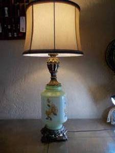 lot 8 image: Vintage lamp