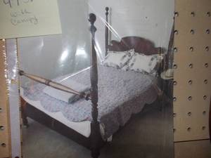 lot 12 image: Antique canopy bed