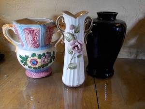 lot 15 image: Flower vases