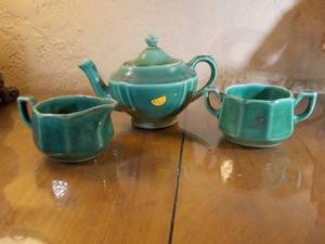 lot 16 image: Green teapot set
