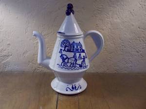 lot 22 image: Coffee pot  tea pot