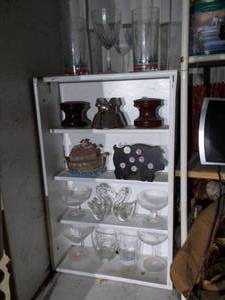 lot 39 image: Wooden shelf with assorted glassware