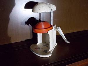 lot 56 image: Vintage 1930s Juicer