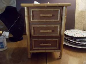 lot 100 image: Musical jewelry box with jewelry