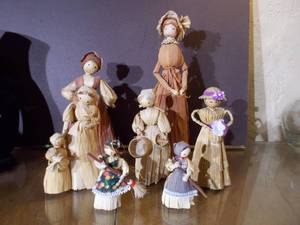 lot 103 image: Vintage corn husk figurines