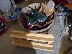 lot 113 image: Shelves and wall decor