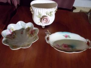 lot 119 image: Small flowered trinket bowls