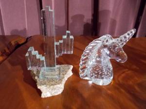 lot 139 image: Glass  decor