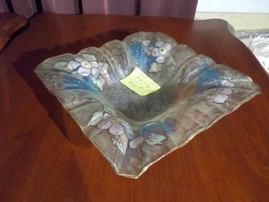 lot 146 image: This is an IL Quadrifoglio hand-decorated in Italy, square art glass bowl.