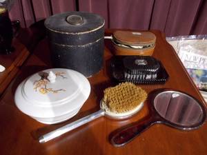 lot 149 image: Vintage Dresser assortment