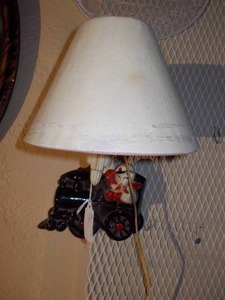 lot 151 image: This is a vintage ceramic train table lamp.