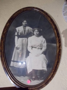 lot 155 image: Vintage oval picture and frame