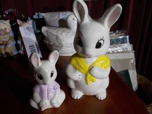 lot 162 image: Bunny figurines