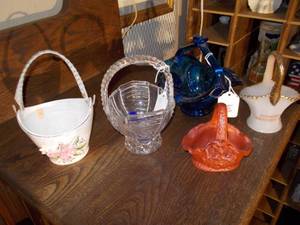 lot 165 image: Small baskets