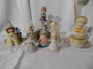lot 181 image: Assortment of figurines and musicals