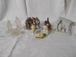 lot 184 image: Nativity sets