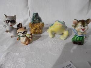 lot 189 image: Assorted figurines