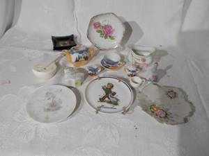 lot 195 image: Assortment of decorative pieces
