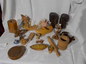 lot 196 image: Wooden decorative items