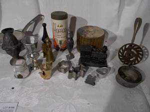 lot 199 image: Metal decorative items