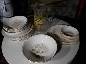lot 309 image: Vintage Dishes