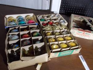 lot 318 image: Vintage Christmas Ornaments
