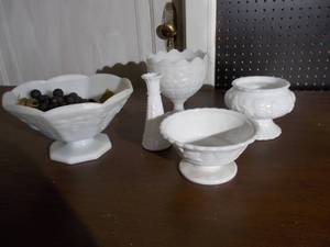 lot 319 image: Milk Glass