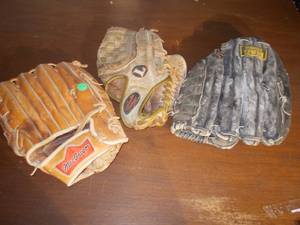 lot 322 image: 3 Baseball gloves