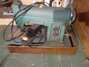 lot 275 image: vintage sewing machine, identified as a potentially a White Sewing Machine from the mid-century era.