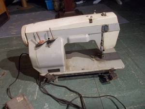 lot 276 image: Vintage sewing machine