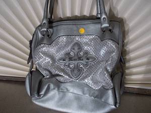lot 287 image: Silver miss me purse