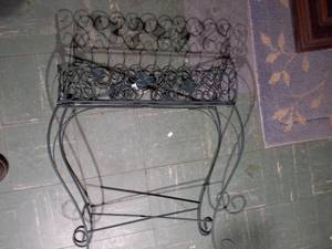 lot 289 image: Metal plant stand