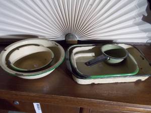 lot 326 image: Vintage Enamelware