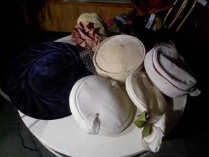 lot 329 image: Vintage hats