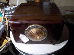 lot 335 image: Vintage radio and record player