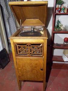 lot 1 image: Edison Diamond Disc phonograph